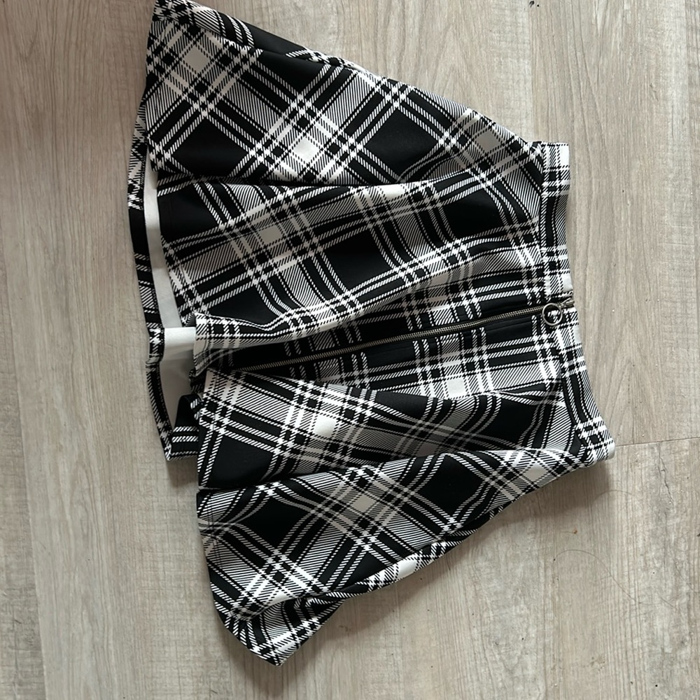Hot Topic Black and White skirt, medium size